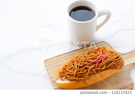 享用帶有懷舊鄉村醬料的炒麵麵包和現煮咖啡的咖啡小憩。 128217825