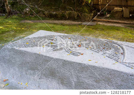 法然院的白沙平台、秋葉與枯山水庭園。京都府京都市左京區 128218177