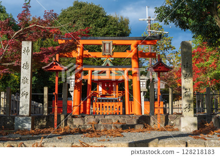 Yamakage Shrine, part of Yoshida Shrine, which enshrines the god of cooking, and vibrant autumn foliage. Sakyo Ward, Kyoto City, Kyoto Prefecture 128218183