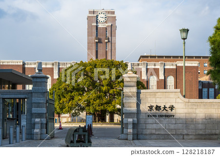 京都大學的象徵－鐘樓和歷史悠久的正門（原第三高中正門）。京都府京都市左京區 128218187