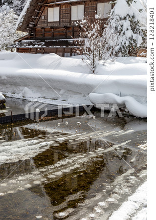 白雪皚皚的冬季 世界遺產 白川村 岐阜縣：一月 128218401