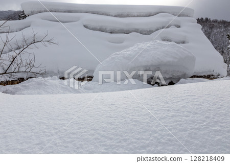 白雪皚皚的冬季 世界遺產 白川村 岐阜縣：一月 128218409