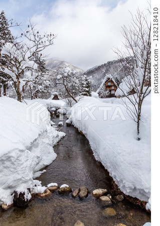 白雪皚皚的冬季 世界遺產 白川村 岐阜縣：一月 128218410