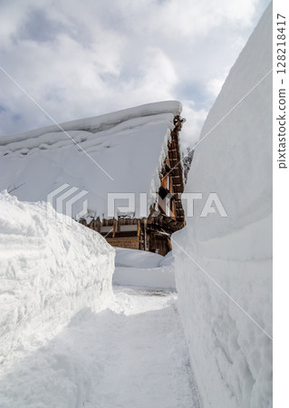白雪皚皚的冬季 世界遺產 白川村 岐阜縣:一月 白雪皚皚的冬季 世界遺產 白川村 岐阜縣:一月 128218417