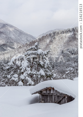 Snow-covered winter World Heritage Site Shirakawa Village (Shirakawa-go) Gifu Prefecture: January Snow-covered winter World Heritage Site Shirakawa Village (Shirakawa-go) Gifu Prefecture: January 128218513