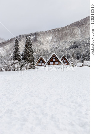 Snow-covered winter World Heritage Site Shirakawa Village (Shirakawa-go) Gifu Prefecture: January Snow-covered winter World Heritage Site Shirakawa Village (Shirakawa-go) Gifu Prefecture: January 128218519