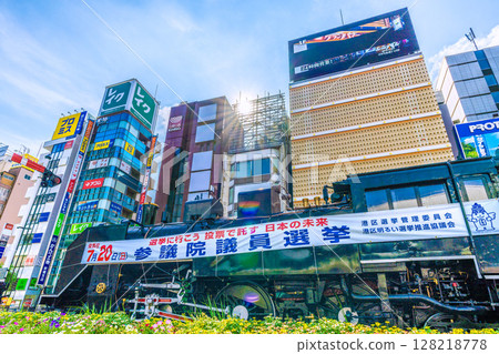 日本東京城市景觀：新橋站前SL和新橋SL廣場（投票日：7月20日（星期日）參議院議員選舉......）=7月4日 128218778