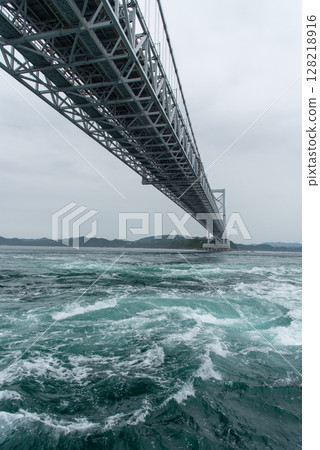 大鳴門大橋和鳴門海峽的漩渦 大鳴門大橋和鳴門海峽的漩渦 128218916