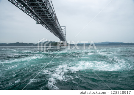 大鳴門大橋和鳴門海峽的漩渦 大鳴門大橋和鳴門海峽的漩渦 128218917
