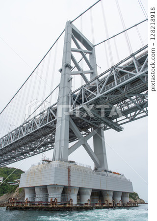 大鳴門橋的橋柱和橋基 大鳴門橋的橋柱和橋基 128218918