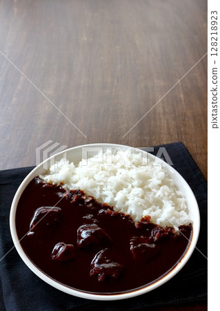 餐桌背景的牛肉咖哩飯和黑咖哩 餐桌背景的牛肉咖哩飯和黑咖哩 128218923