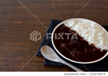 餐桌背景的牛肉咖哩飯和黑咖哩 餐桌背景的牛肉咖哩飯和黑咖哩 128218934