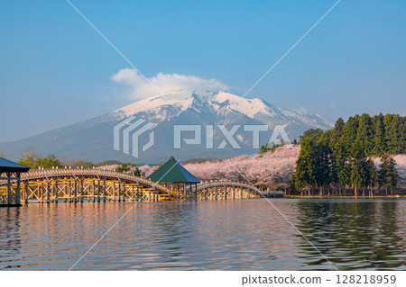 青森縣北津輕郡鶴田町:橫跨津輕富士見湖的三鼓木橋鶴之舞橋、富士見湖公園的櫻花、殘雪的岩木山 青森縣北津輕郡鶴田町:橫跨津輕富士見湖的三鼓木橋鶴之舞橋、富士見湖公園的櫻花、殘雪的岩木山 128218959