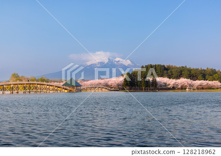 青森縣北津輕郡鶴田町:橫跨津輕富士見湖的三鼓木橋鶴之舞橋、富士見湖公園的櫻花、殘雪的岩木山 青森縣北津輕郡鶴田町:橫跨津輕富士見湖的三鼓木橋鶴之舞橋、富士見湖公園的櫻花、殘雪的岩木山 128218962