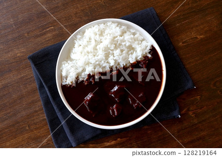 餐桌背景上,牛肉咖哩飯和黑咖哩從正上方俯瞰 餐桌背景上,牛肉咖哩飯和黑咖哩從正上方俯瞰 128219164