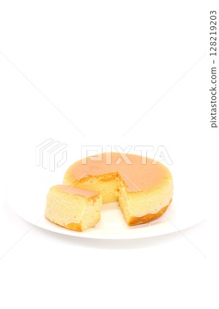 芝士蛋糕切割截面光背景 128219203