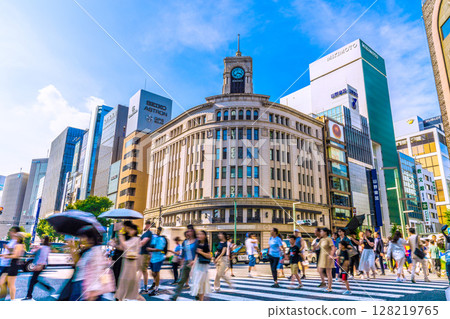 日本東京城市景觀。銀座四丁目和銀座精工大樓擠滿了外國遊客(第 4 幅) 日本東京城市景觀。銀座四丁目和銀座精工大樓擠滿了外國遊客(第 4 幅) 128219765