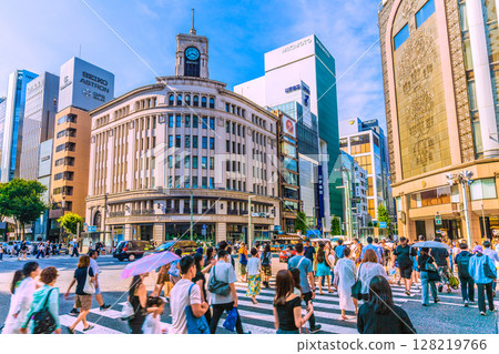 日本東京城市景觀。銀座四丁目和銀座精工大樓擠滿了外國遊客（第 4 幅） 128219766