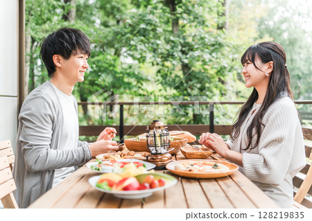 情侶在木甲板、露台座位和陽台座位上用餐（glamping/bellamp） 128219835