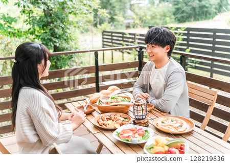 情侶在木甲板、露台座位和陽台座位上用餐（glamping/bellamp） 128219836