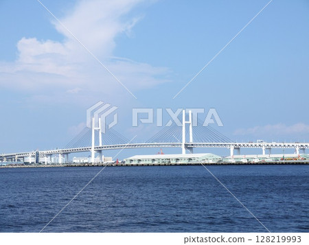 從大棧橋碼頭眺望橫濱灣大橋 128219993