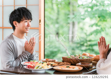 旅行 / 男女 / 情侶來溫泉旅館吃午餐 / 宴席 128220291