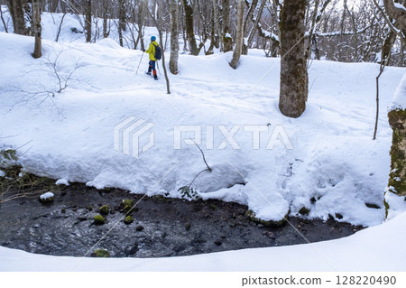 穿著雪鞋在森林裡享受新雪的景象 大山木澤溪流 128220490