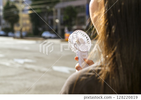 使用方便的風扇的女人 128220819