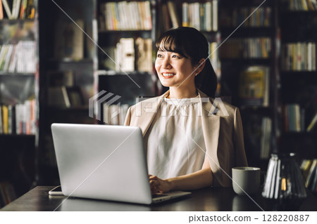 年輕的亞洲女商人在書房、圖書館用筆記型電腦工作 128220887
