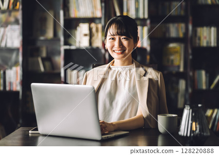 年輕的亞洲女商人在書房、圖書館用筆記型電腦工作 128220888