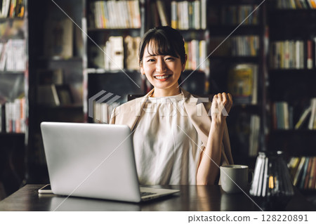 年輕的亞洲女商人在書房、圖書館用筆記型電腦工作 年輕的亞洲女商人在書房、圖書館用筆記型電腦工作 128220891