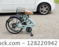 折疊起來方便放在車內運輸的自行車。折疊自行車 128220942