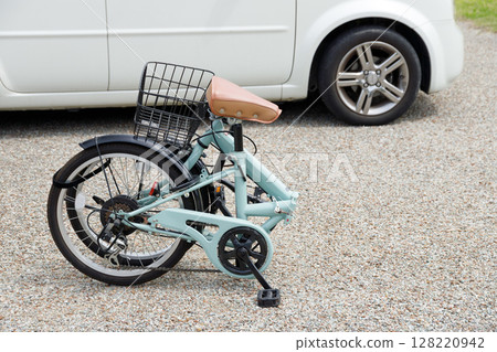 折疊起來方便放在車內運輸的自行車。折疊自行車 折疊起來方便放在車內運輸的自行車。折疊自行車 128220942