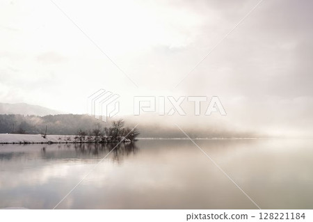 霧濛濛的約戈湖 128221184