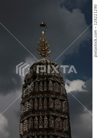 A magnificent and majestic building that reaches to the heavens A magnificent and majestic building that reaches to the heavens 128221290