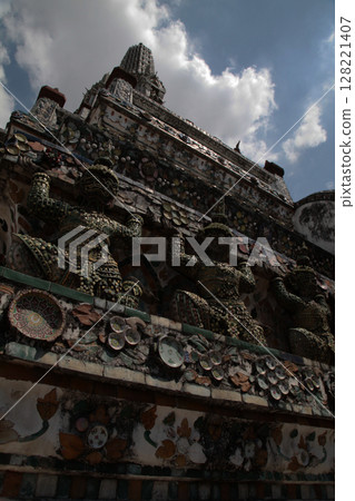 A magnificent and majestic building that reaches to the heavens 128221407