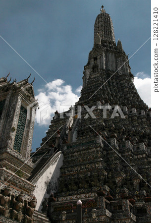 A magnificent and majestic building that reaches to the heavens A magnificent and majestic building that reaches to the heavens 128221410