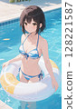 一個穿著泳衣的女孩在泳池裡的游泳圈上玩耍 128221587
