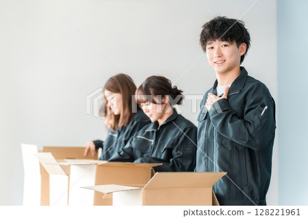 運輸、物流、快遞、配送、送貨、倉庫和配送公司的男女工人，將物品裝入紙箱 128221961