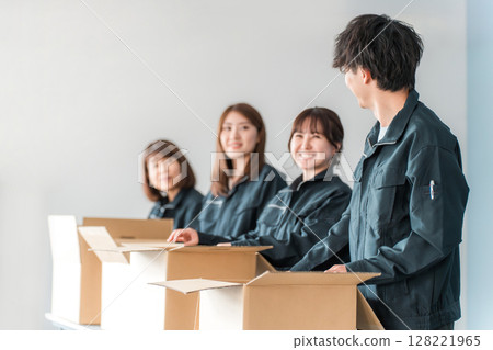 運輸、物流、快遞、配送、送貨、倉庫和配送公司的男女工人,將物品裝入紙箱 運輸、物流、快遞、配送、送貨、倉庫和配送公司的男女工人,將物品裝入紙箱 128221965