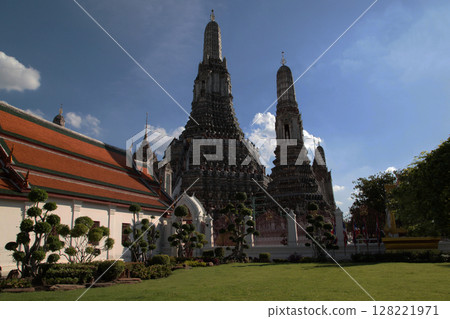 A magnificent and majestic building that reaches to the heavens A magnificent and majestic building that reaches to the heavens 128221971
