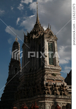 宏偉壯麗、直達天際的建築 128221973