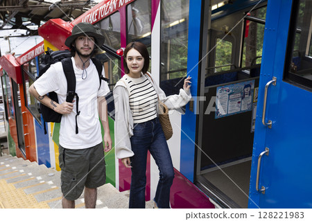 搭乘纜車的遊客 128221983