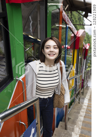 搭乘纜車的遊客 128221989