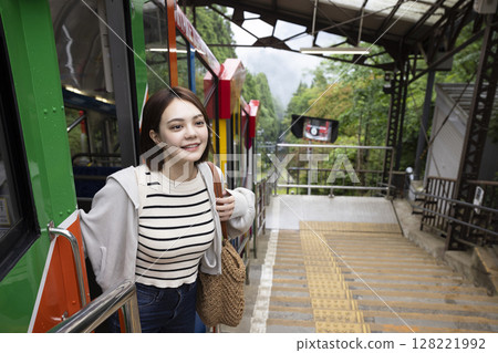 搭乘纜車的遊客 128221992