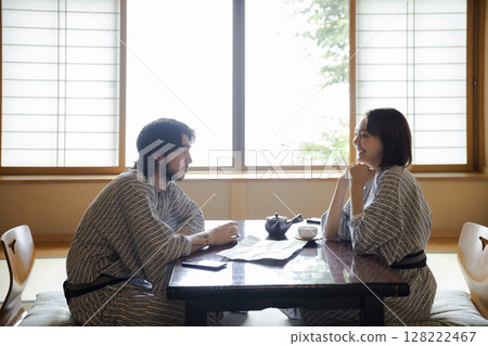 一對年輕夫婦在日式旅館休息 一對年輕夫婦在日式旅館休息 128222467
