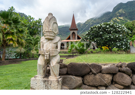 Tiki statue in front of the Vaitahu church, Tahuata, Marquesas Islands, French Polynesia Tiki statue in front of the Vaitahu church, Tahuata, Marquesas Islands, French Polynesia 128222941
