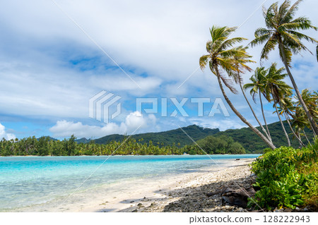 White sand beach at Coral Garden, Huahine, French Polynesia, with turquoise waters 128222943