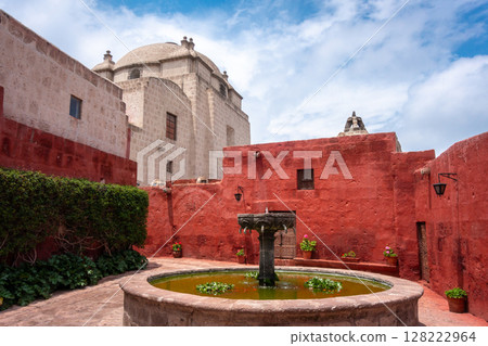 Fountain and courtyard at the Santa Catalina Convent in Arequipa 128222964