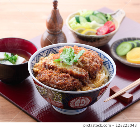 豬排飯、味噌湯、沙拉等色彩繽紛的日式套餐 豬排飯、味噌湯、沙拉等色彩繽紛的日式套餐 128223048